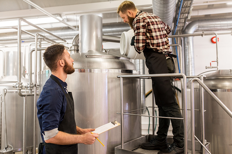 Mannen aan het werk in een bierbrouwerij