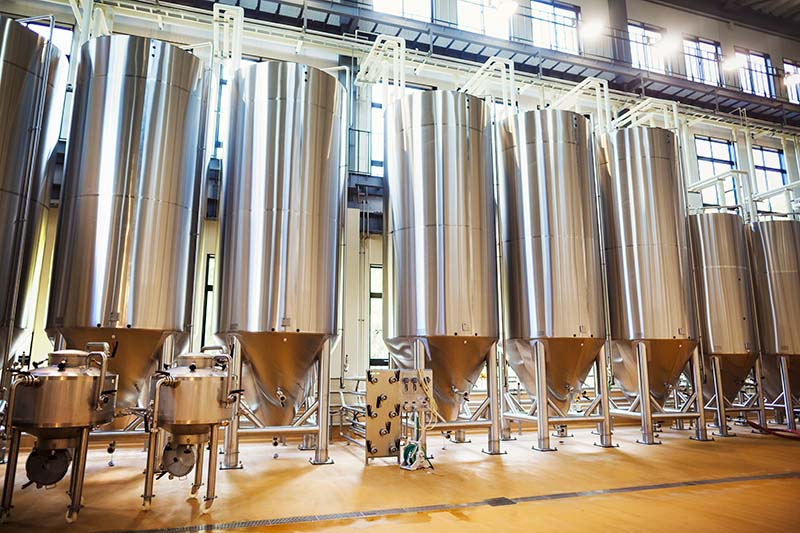 Opslagtanks voor het opslaan van bier in een geautomatiseerde bierbrouwerij